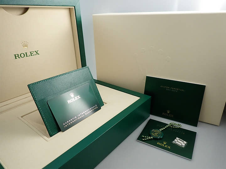 ロレックス デイデイト40 Ref.228236 プラチナ オリーブグリーン文字盤