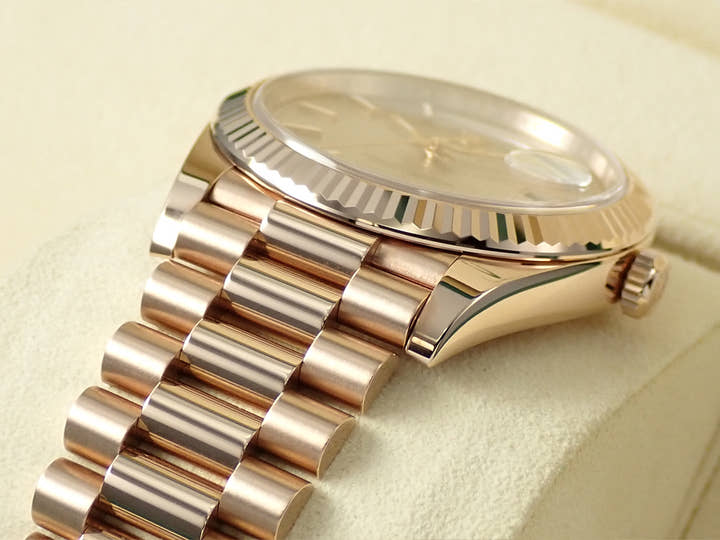 ロレックス デイデイト40 Ref.228235 エバーローズゴールド サンダストストライプ文字盤
