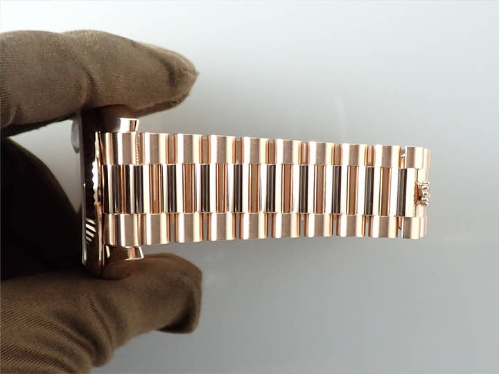 ロレックス デイデイト40 Ref.228235 エバーローズゴールド サンダストストライプ文字盤