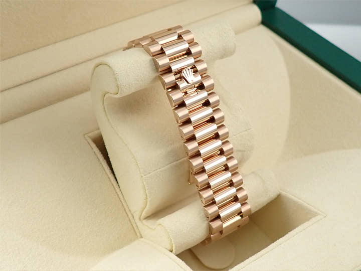 ロレックス デイデイト40 Ref.228235 エバーローズゴールド サンダストストライプ文字盤