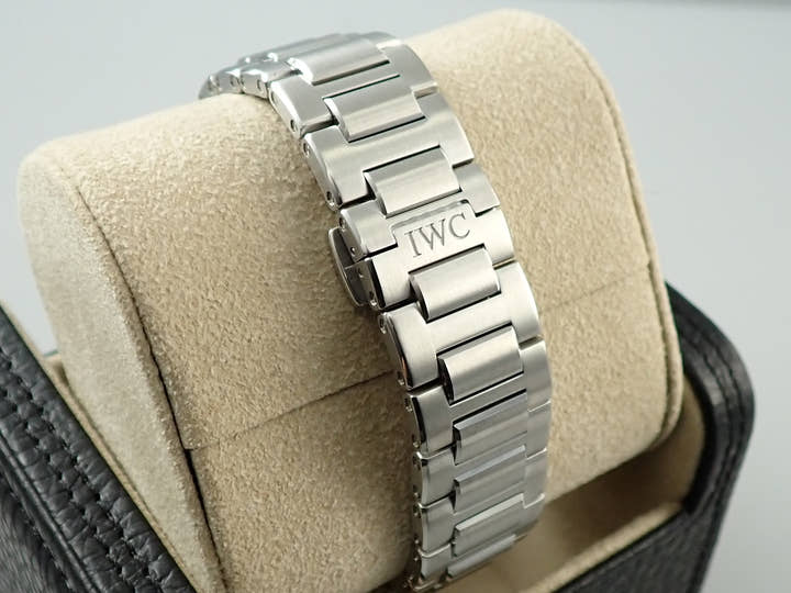 IWC インヂュニア オートマティック 40 Ref.IW328901 ブラック文字盤 未使用 A4155130