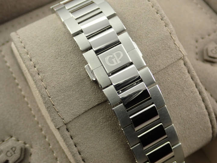 Girard-Perregaux Laureato Ref. 81010-11-635-11A Black Dial Used CKY55X21