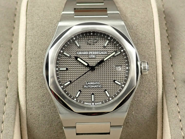 Girard-Perregaux Laureato Ref.81005-11-231-11A Grey Dial Used 10R5V729