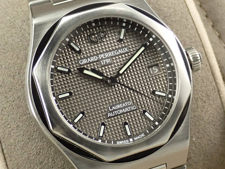 Girard-Perregaux Laureato Ref.81005-11-231-11A Grey Dial Used 10R5V729