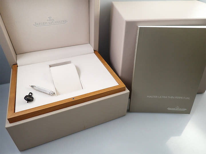 ジャガールクルト マスター ウルトラスリム パーペチュアルカレンダー Ref.Q1302520 エッグシェルベージュ文字盤 中古 8LV9P8RA