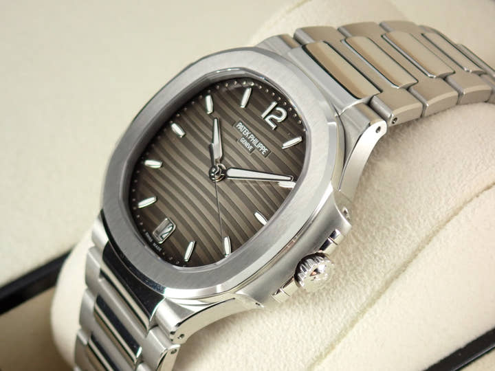 パテックフィリップ ノーチラス Ref.7118/1A-011 スモークグレー文字盤 未使用 nautilus-101