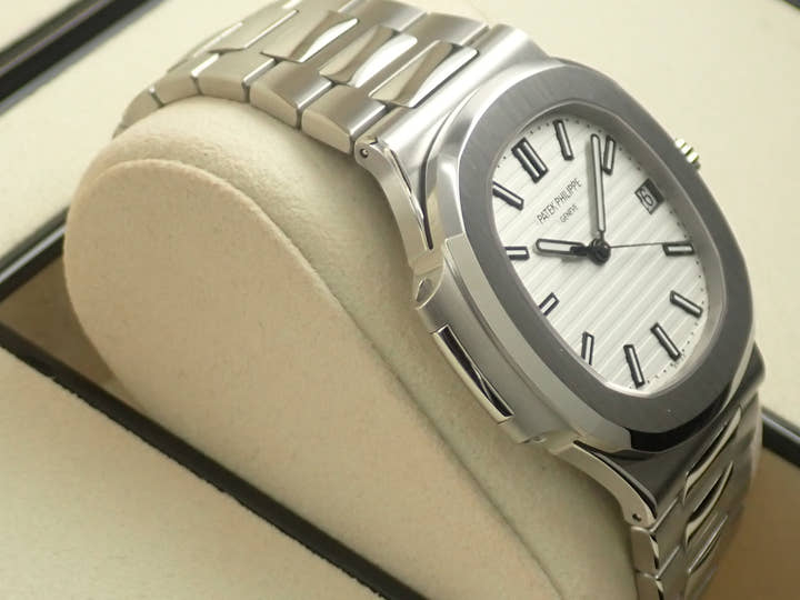 パテックフィリップ ノーチラス Ref.5711/1A-011 ステンレススチール ホワイト文字盤