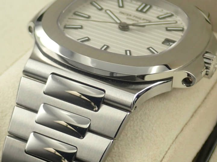 パテックフィリップ ノーチラス Ref.5711/1A-011 ステンレススチール ホワイト文字盤