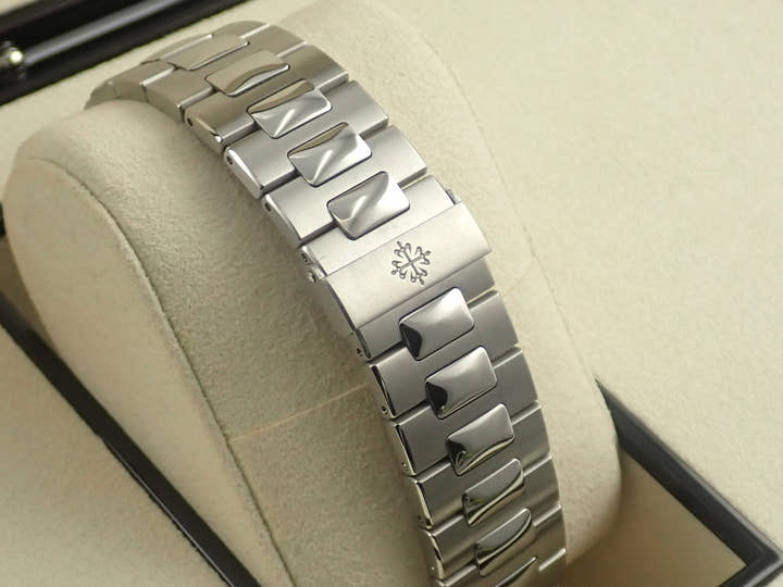 パテックフィリップ ノーチラス Ref.5711/1A-011 ステンレススチール ホワイト文字盤