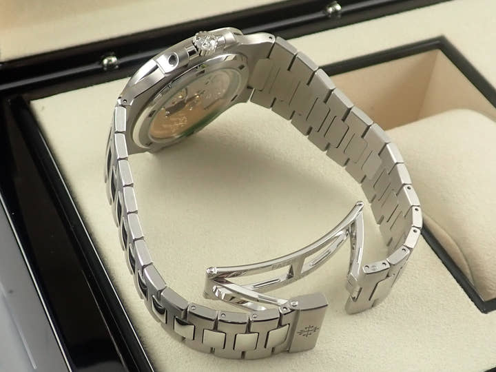 パテックフィリップ ノーチラス Ref.5711/1A-011 ステンレススチール ホワイト文字盤