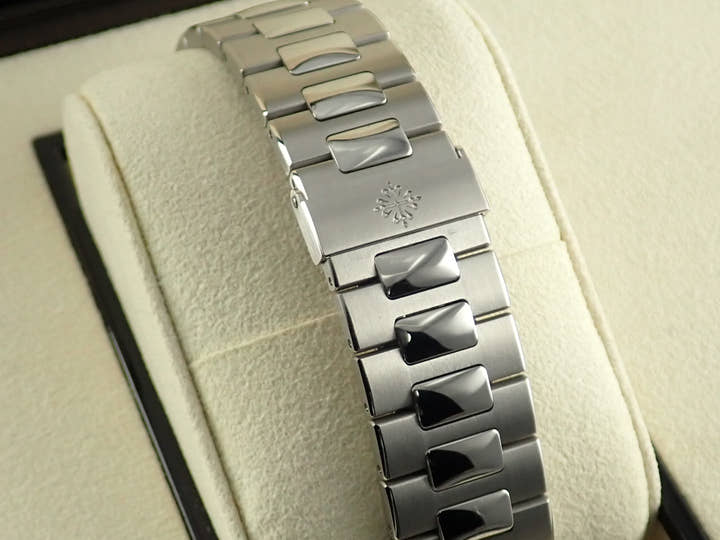 パテックフィリップ ノーチラス Ref.5711/1A-010 ステンレススチール ブルー文字盤