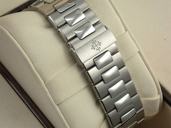 パテックフィリップ ノーチラス トラベルタイム クロノグラフ Ref.5990/1A-001 ステンレススチール ブラックグラデーション文字盤