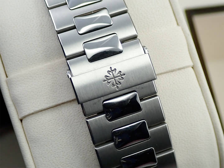 パテックフィリップ ノーチラス トラベルタイム クロノグラフ Ref.5990/1A-001 ステンレススチール ブラックグラデーション文字盤