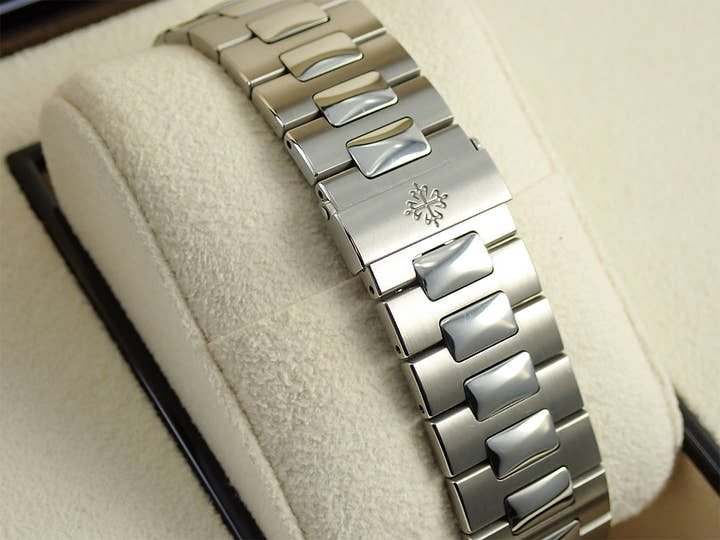 パテックフィリップ ノーチラス アニュアルカレンダー Ref.5726/1A-010 ステンレススチール ホワイト文字盤