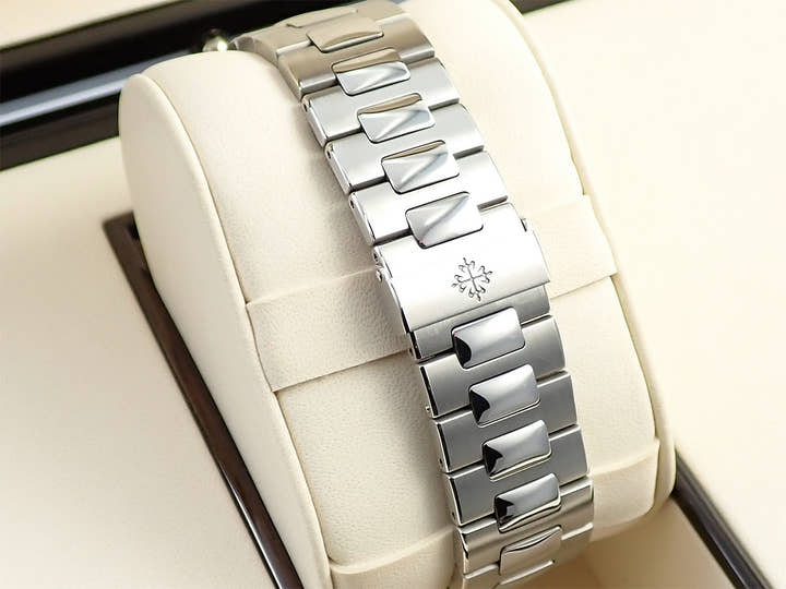 パテックフィリップ ノーチラス Ref.5711/1A-011 ステンレススチール ホワイト文字盤