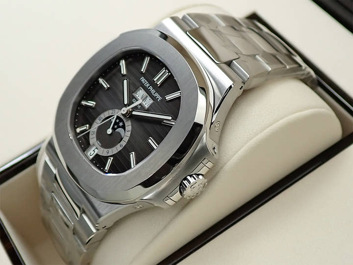 パテックフィリップ ノーチラス アニュアルカレンダー ムーンフェイズ Ref.5726/1A-001 ステンレススチール ブラック・グラデーション文字盤