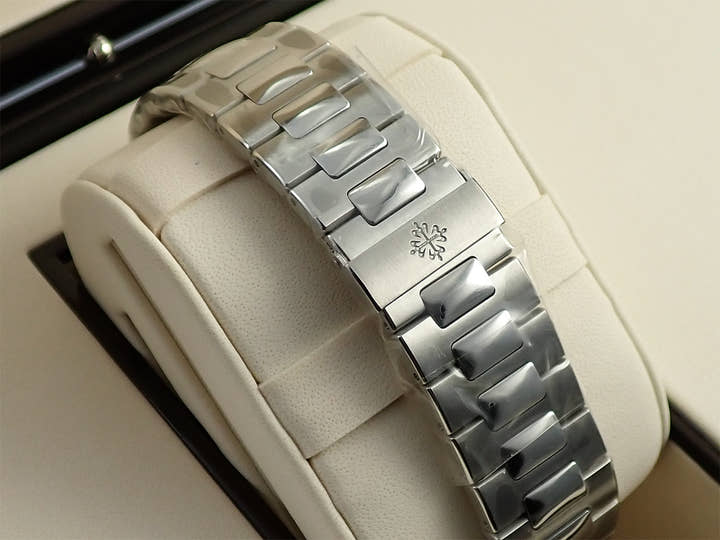 パテックフィリップ ノーチラス アニュアルカレンダー ムーンフェイズ Ref.5726/1A-001 ステンレススチール ブラック・グラデーション文字盤