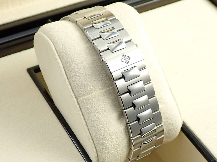 パテックフィリップ ノーチラス アニュアルカレンダー ムーンフェイズ Ref.5726/1A-014 ステンレススチール ブルー、ブラックグラデーション文字盤