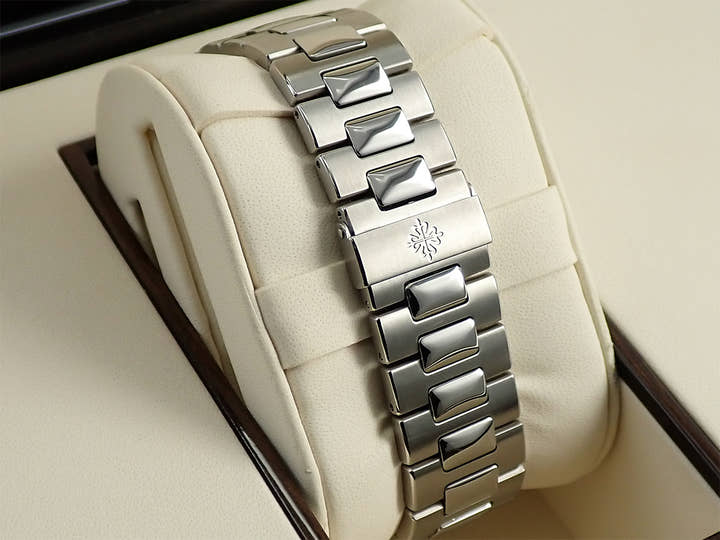 パテックフィリップ ノーチラス Ref.5711/1A-010 ステンレススチール ブルー文字盤