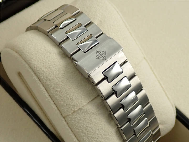 パテックフィリップ ノーチラス Ref.5711/1A-010 ステンレススチール ブルー文字盤