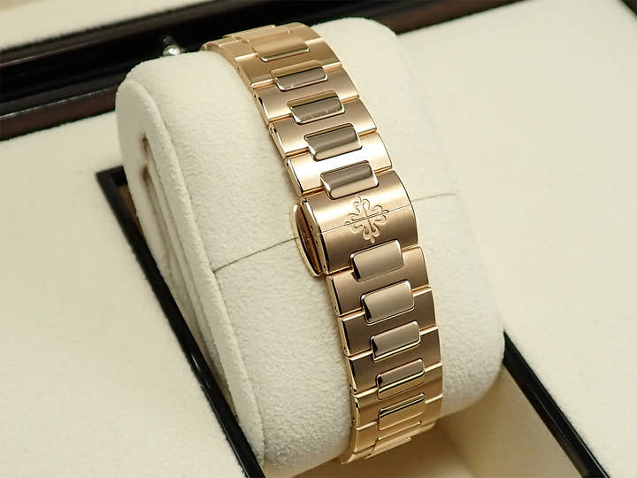 パテックフィリップ ノーチラス Ref.7118/1200R-001 ローズゴールド シルバーオパーリン文字盤