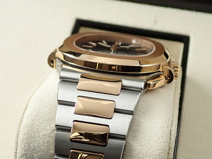 パテックフィリップ ノーチラス クロノグラフ Ref.5980/1AR-001 ステンレススチール/ローズゴールド ブルー文字盤