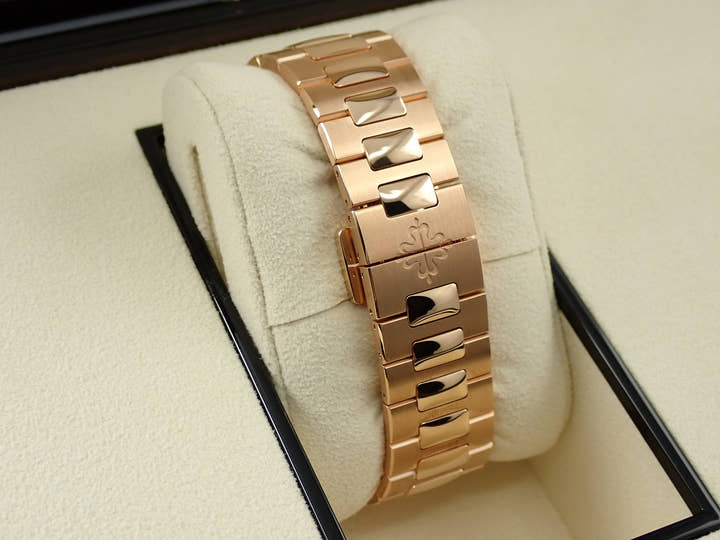 パテックフィリップ ノーチラス トラベルタイム クロノグラフ Ref.5990/1R-001 ローズゴールド ブルーソレイユ文字盤