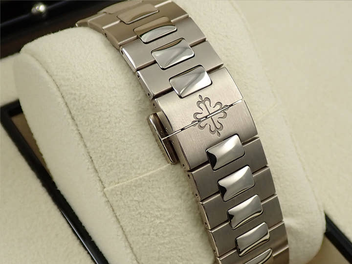 パテックフィリップ ノーチラス パーペチュアルカレンダー Ref.5740/1G-001 ホワイトゴールド ブルー文字盤