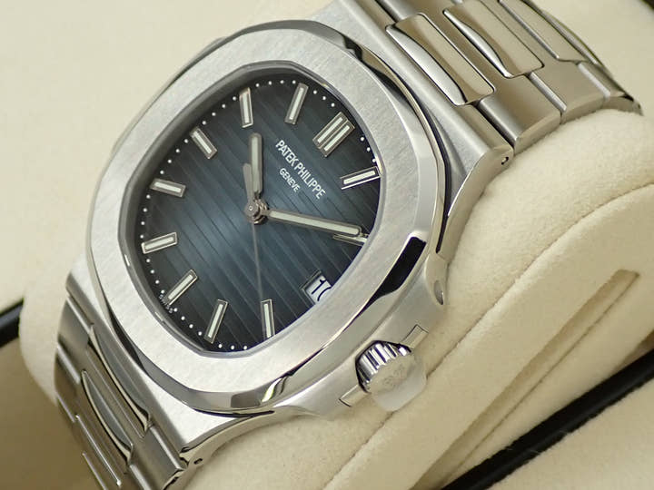 パテックフィリップ ノーチラス Ref.5711/1A-010 ステンレススチール ブルー文字盤