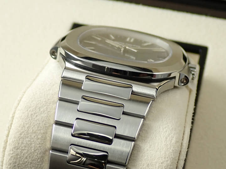 パテックフィリップ ノーチラス Ref.5711/1A-010 ステンレススチール ブルー文字盤