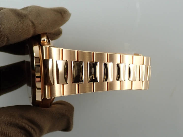 パテックフィリップ ノーチラス トラベルタイム クロノグラフ Ref.5990/1R-001 ローズゴールド ブルーソレイユ文字盤