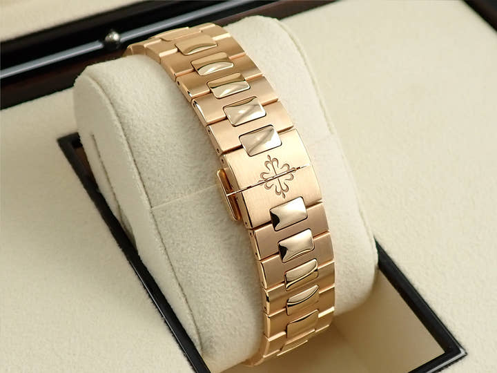 パテックフィリップ ノーチラス トラベルタイム クロノグラフ Ref.5990/1R-001 ローズゴールド ブルーソレイユ文字盤