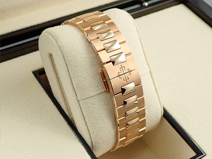 パテックフィリップ ノーチラス クロノグラフ Ref.5980/1R-001 ローズゴールド ブラックグラデーション文字盤