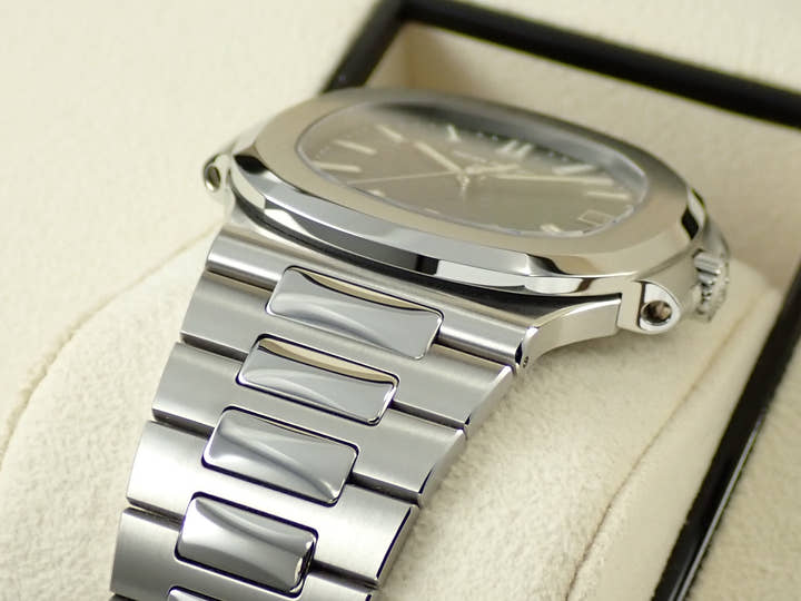 パテックフィリップ ノーチラス Ref.5711/1A-014 ステンレススチール グリーン文字盤