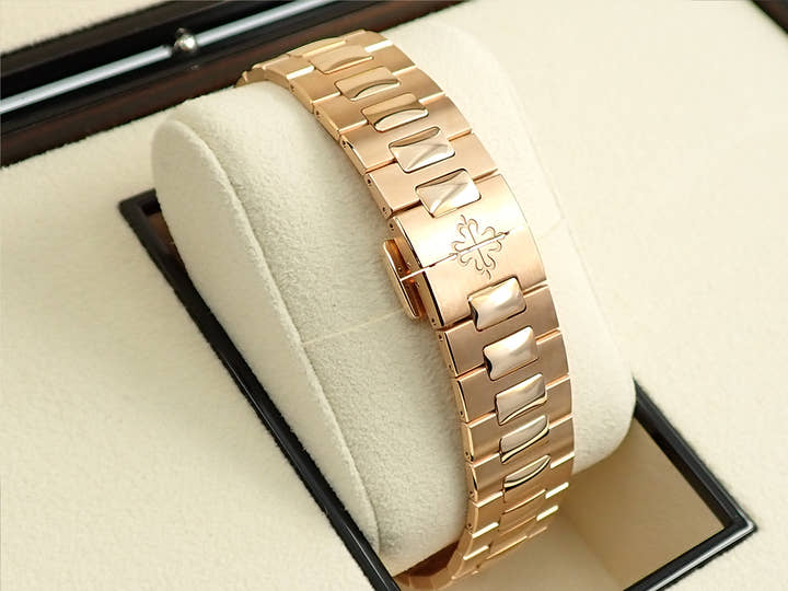 パテックフィリップ ノーチラス トラベルタイム クロノグラフ Ref.5990/1R-001 ローズゴールド ブルーソレイユ文字盤