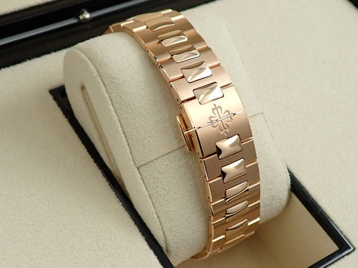 パテックフィリップ ノーチラス クロノグラフ Ref.5980/1R-001 ローズゴールド ブラックグラデーション文字盤