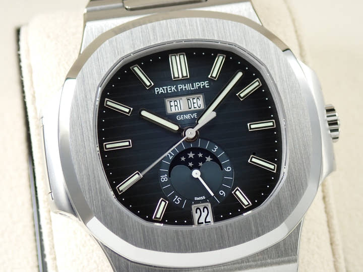 パテックフィリップ ノーチラス アニュアルカレンダー ムーンフェイズ Ref.5726/1A-014 ステンレススチール ブルー、ブラックグラデーション文字盤