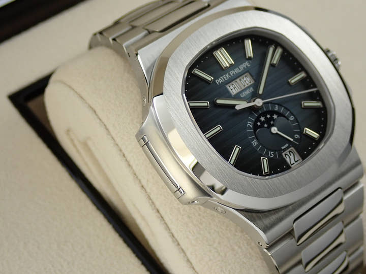 パテックフィリップ ノーチラス アニュアルカレンダー ムーンフェイズ Ref.5726/1A-014 ステンレススチール ブルー、ブラックグラデーション文字盤