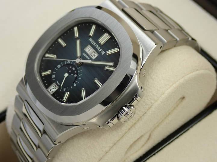 パテックフィリップ ノーチラス アニュアルカレンダー ムーンフェイズ Ref.5726/1A-014 ステンレススチール ブルー、ブラックグラデーション文字盤