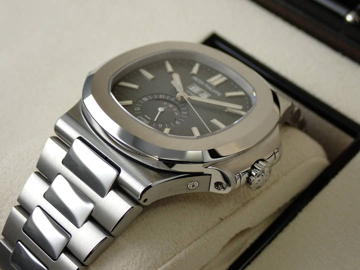 パテックフィリップ ノーチラス アニュアルカレンダー ムーンフェイズ Ref.5726/1A-014 ステンレススチール ブルー、ブラックグラデーション文字盤