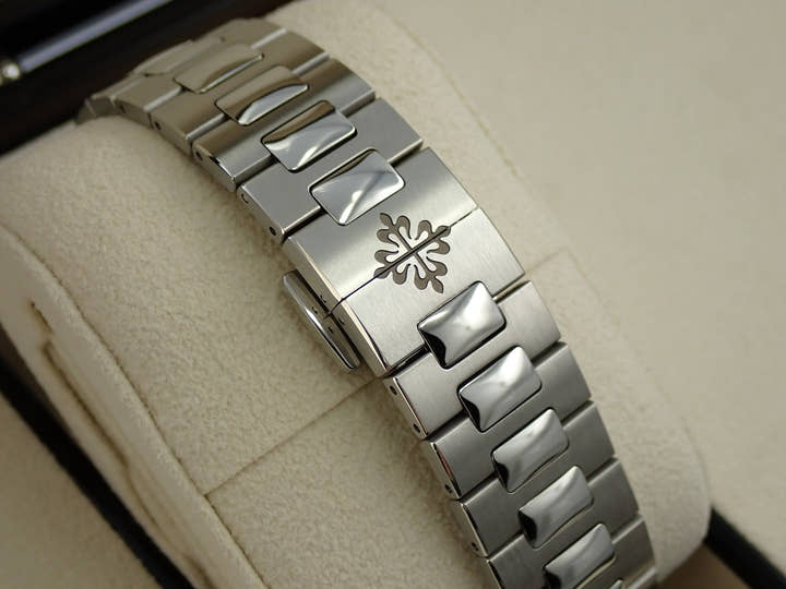 パテックフィリップ ノーチラス アニュアルカレンダー ムーンフェイズ Ref.5726/1A-014 ステンレススチール ブルー、ブラックグラデーション文字盤