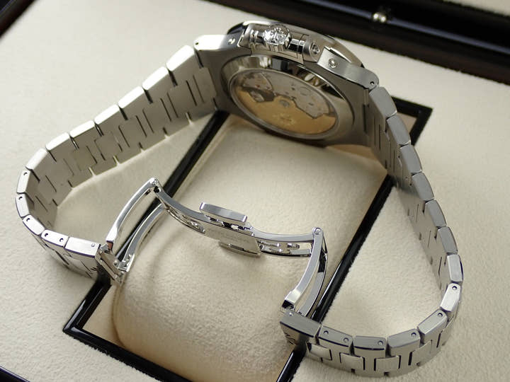 パテックフィリップ ノーチラス アニュアルカレンダー ムーンフェイズ Ref.5726/1A-014 ステンレススチール ブルー、ブラックグラデーション文字盤