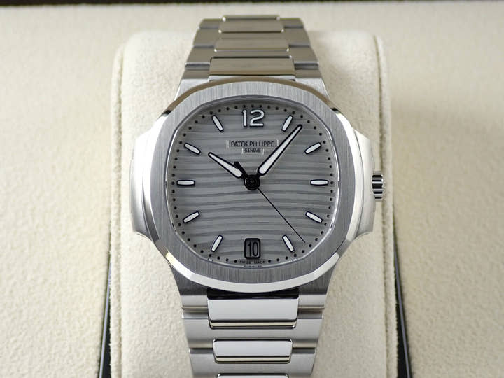パテックフィリップ ノーチラス Ref.7118/1A-010 ステンレススチール シルバー オパーリン文字盤