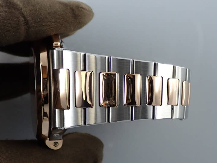 パテックフィリップ ノーチラス クロノグラフ Ref.5980/1AR-001 ステンレススチール/ローズゴールド ブルー文字盤