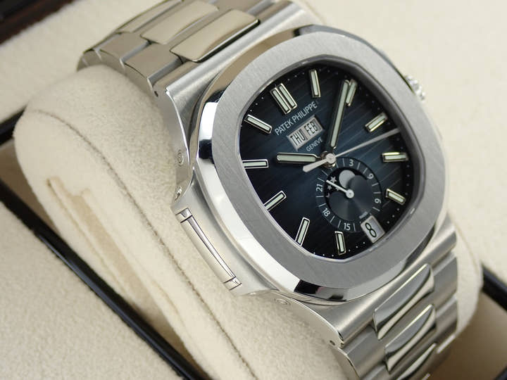 パテックフィリップ ノーチラス アニュアルカレンダー ムーンフェイズ Ref.5726/1A-014 ステンレススチール ブルー、ブラックグラデーション文字盤