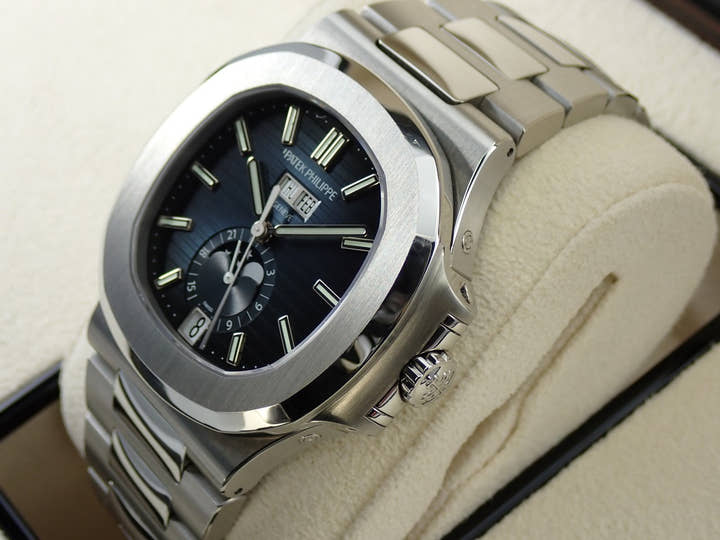 パテックフィリップ ノーチラス アニュアルカレンダー ムーンフェイズ Ref.5726/1A-014 ステンレススチール ブルー、ブラックグラデーション文字盤