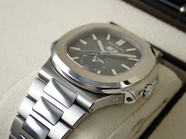 パテックフィリップ ノーチラス アニュアルカレンダー ムーンフェイズ Ref.5726/1A-014 ステンレススチール ブルー、ブラックグラデーション文字盤