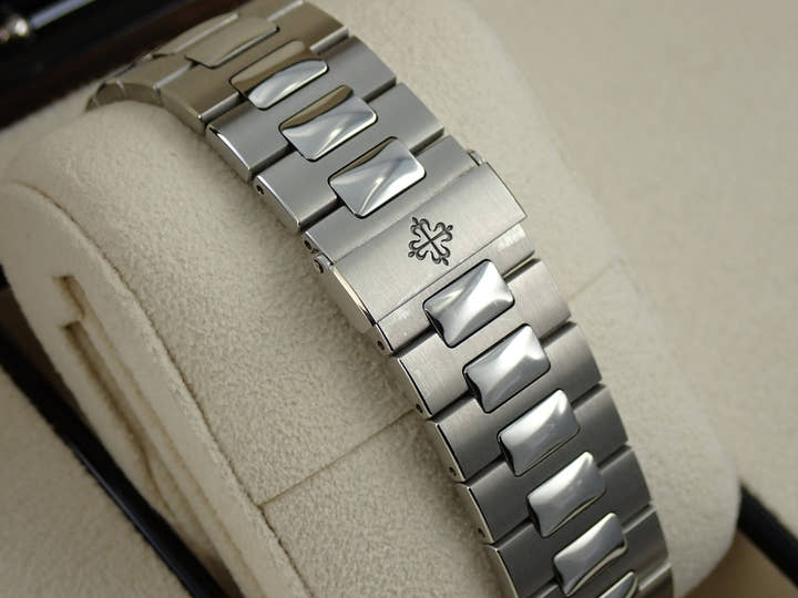 パテックフィリップ ノーチラス アニュアルカレンダー ムーンフェイズ Ref.5726/1A-014 ステンレススチール ブルー、ブラックグラデーション文字盤