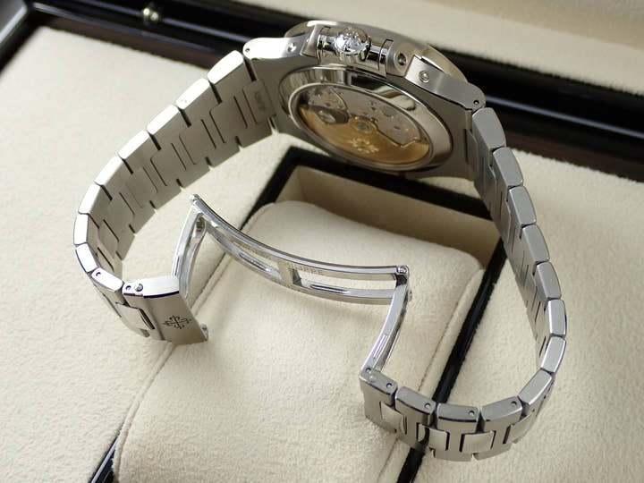 パテックフィリップ ノーチラス アニュアルカレンダー ムーンフェイズ Ref.5726/1A-014 ステンレススチール ブルー、ブラックグラデーション文字盤