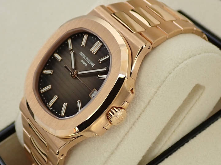 パテックフィリップ ノーチラス Ref.5711/1R-001 ローズゴールド ブラウン・ブラック・グラデーション文字盤
